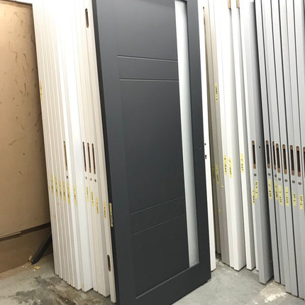 Ușă de interior Millenium ML 644 – Eleganță echilibrată cu fereastră verticală laterală / Millenium - Carlo Porte www.olivy.ro