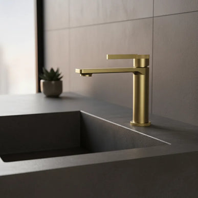 Baterie lavoar din alamă cu design vertical auriu