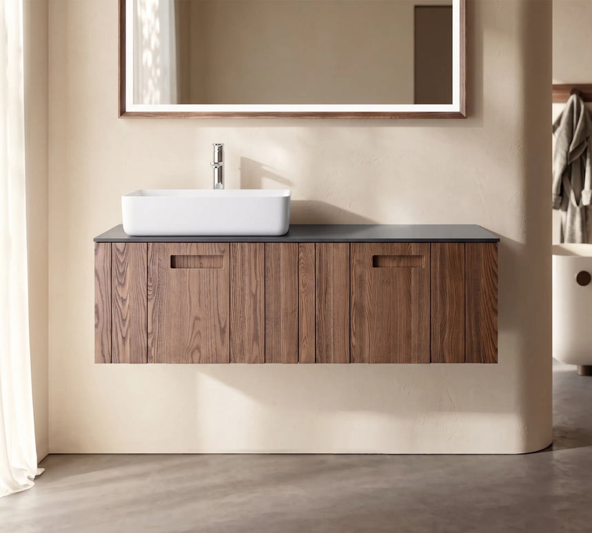 Set mobilier baie suspendat din lemn 140 cm cu lavoar și oglindă LED cu ramă din lemn