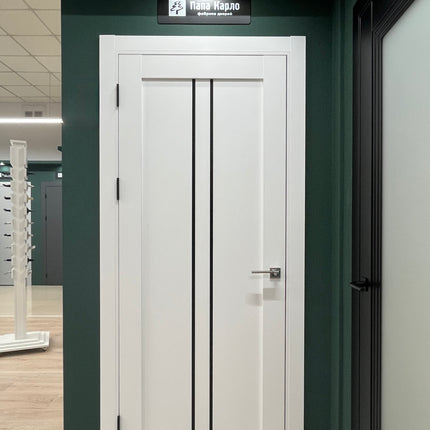 Ușă T02 Alb Mat cu Toc Reglabil – Design Vertical Negru Contrast, Pe Comandă - Tetra Carlo Porte