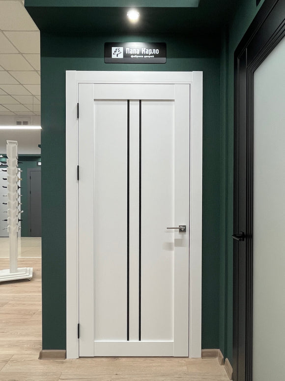 Ușă T02 Alb Mat cu Toc Reglabil – Design Vertical Negru Contrast, Pe Comandă - Tetra Carlo Porte