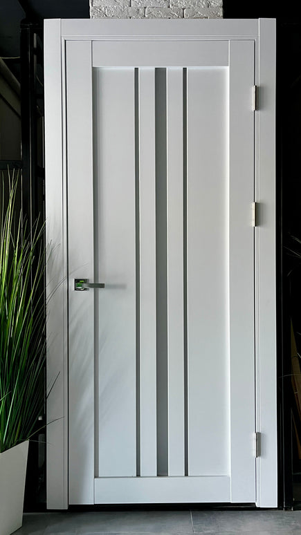 Ușă T03 Alb Mat sau Negru Mat – Design Vertical Triple Line, Toc Reglabil Inclus (Pe Comandă) - Tetra /Carlo Porte