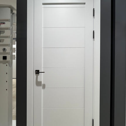Ușă T04 Alb Mat – Design Orizontal Minimalist, Toc Reglabil Inclus (Pe Comandă) Tetra- Carlo Porte