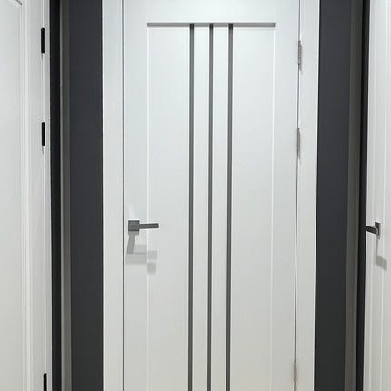 Ușă T06 Alb Mat – Design Triplu Vertical Simetric, Toc Reglabil Inclus (Pe Comandă) Tetra- Carlo Porte