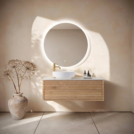 Set mobilier baie suspendat 120 cm, cu dulap din lemn, lavoar din rășină, blat alb și oglindă LED rotundă fără ramă