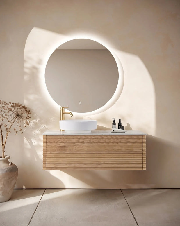 Set mobilier baie suspendat 120 cm, cu dulap din lemn, lavoar din rășină, blat alb și oglindă LED rotundă fără ramă