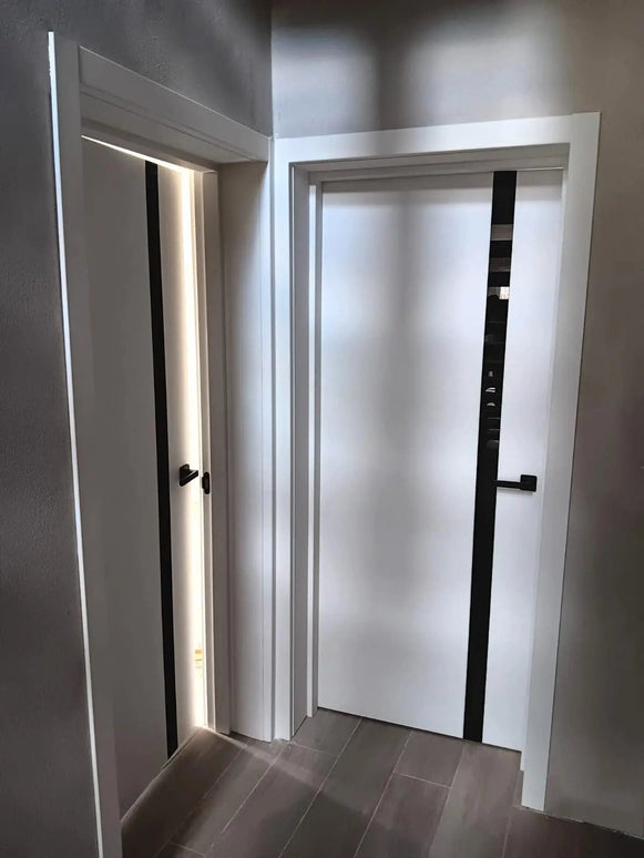 Ușă interior City White Silk Mat – cu sticlă neagră aplicată și toc reglabil, complet echipată Omis