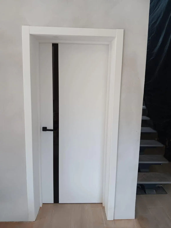 Ușă interior City White Silk Mat – cu sticlă neagră aplicată și toc reglabil, complet echipată Omis