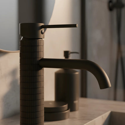 Baterie lavoar negru mat cu textură canelată – design contemporan din alamă solidă