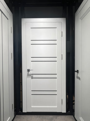 Ușă de interior T01 – Alb Mat cu Design Geometric Vertical și toc reglabil -Tetra / Carlo Porte