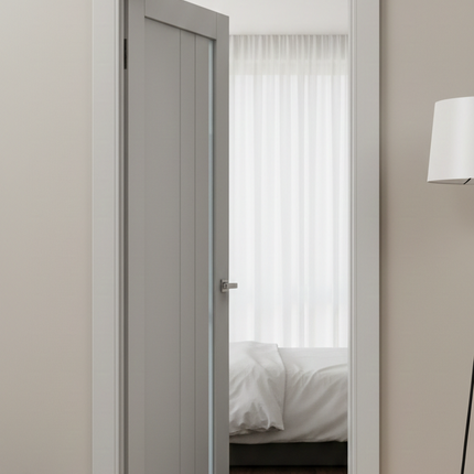 Ușă de interior ML-611 cu riflaj vertical și sticlă – stil premium