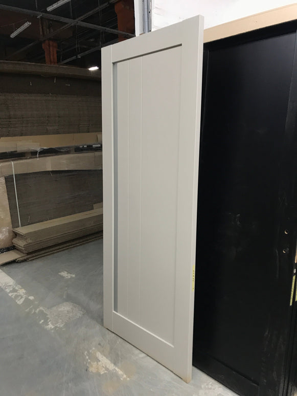 Ușă de interior ML-611 cu riflaj vertical și sticlă satin – stil premium www.olivy.ro