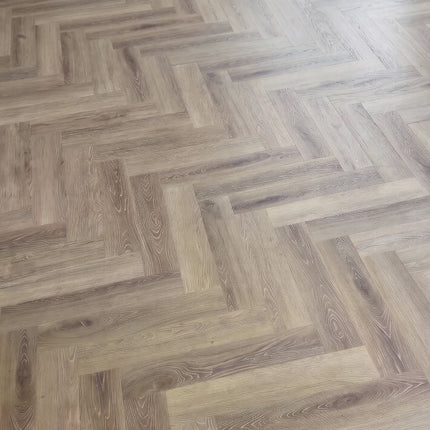 Parchet SPC Herringbone Steel Grey 520 – 625x127x6,5 mm