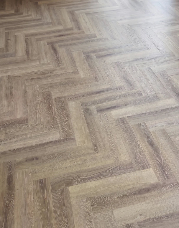 Parchet SPC Herringbone Steel Grey 520 – 625x127x6,5 mm