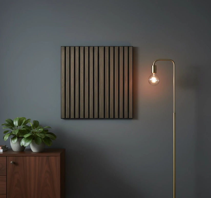 Panou riflaj decorativ XYPT-13 – lamele verticale nuc închis pe bază neagră