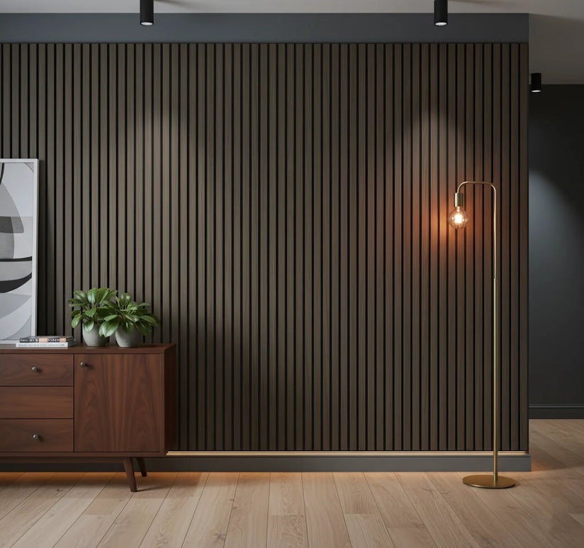 Panou riflaj decorativ XYPT-13 – lamele verticale nuc închis pe bază neagră