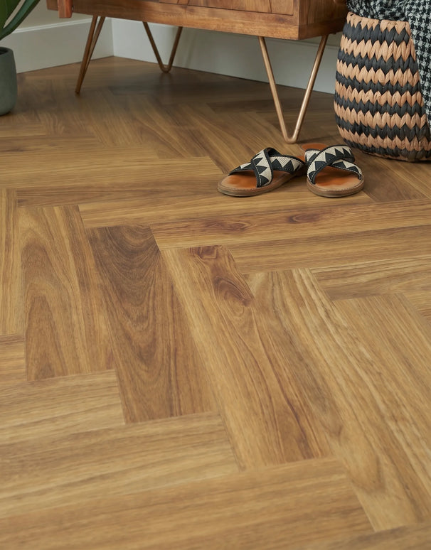 Parchet SPC Herringbone Caramel Oak 243 – 625x127x6.5 mm