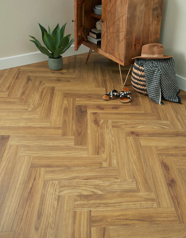 Parchet SPC Herringbone Caramel Oak 243 – 625x127x6.5 mm