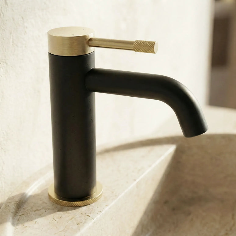 Baterie lavoar – Colecția Vanolu – Negru mat + Auriu periat