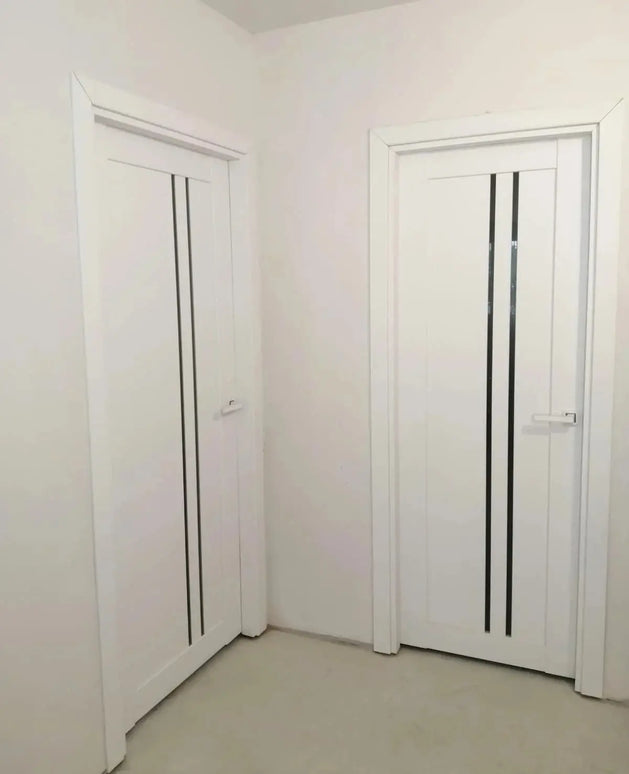 Ușă interior albă LEGO 05 cu sticlă neagră – design modern, complet echipată Omis