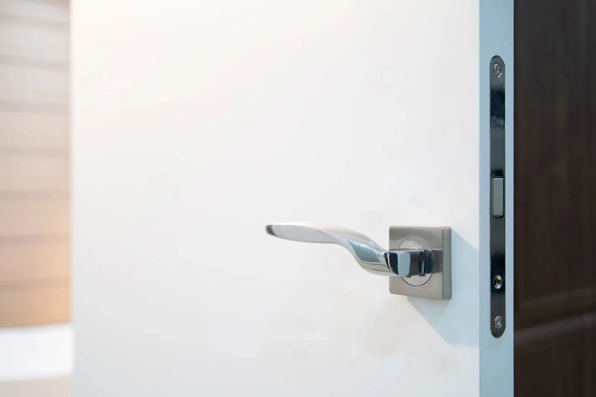 Ușă de interior Pulls alb mat cu toc reglabil – design discret, complet echipată, livrare rapidă Rezult