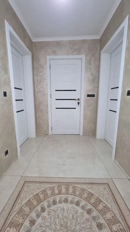 Ușă interior Deco 06 White Silk Mat – cu sticlă neagră complet echipată, cu toc reglabil Omis