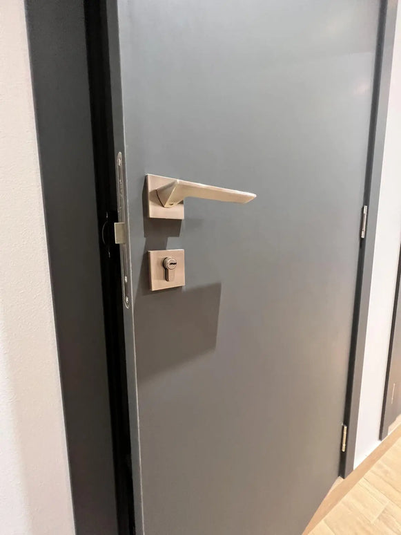 Ușă interior Blank Graphite – complet echipată, cu toc reglabil Omis