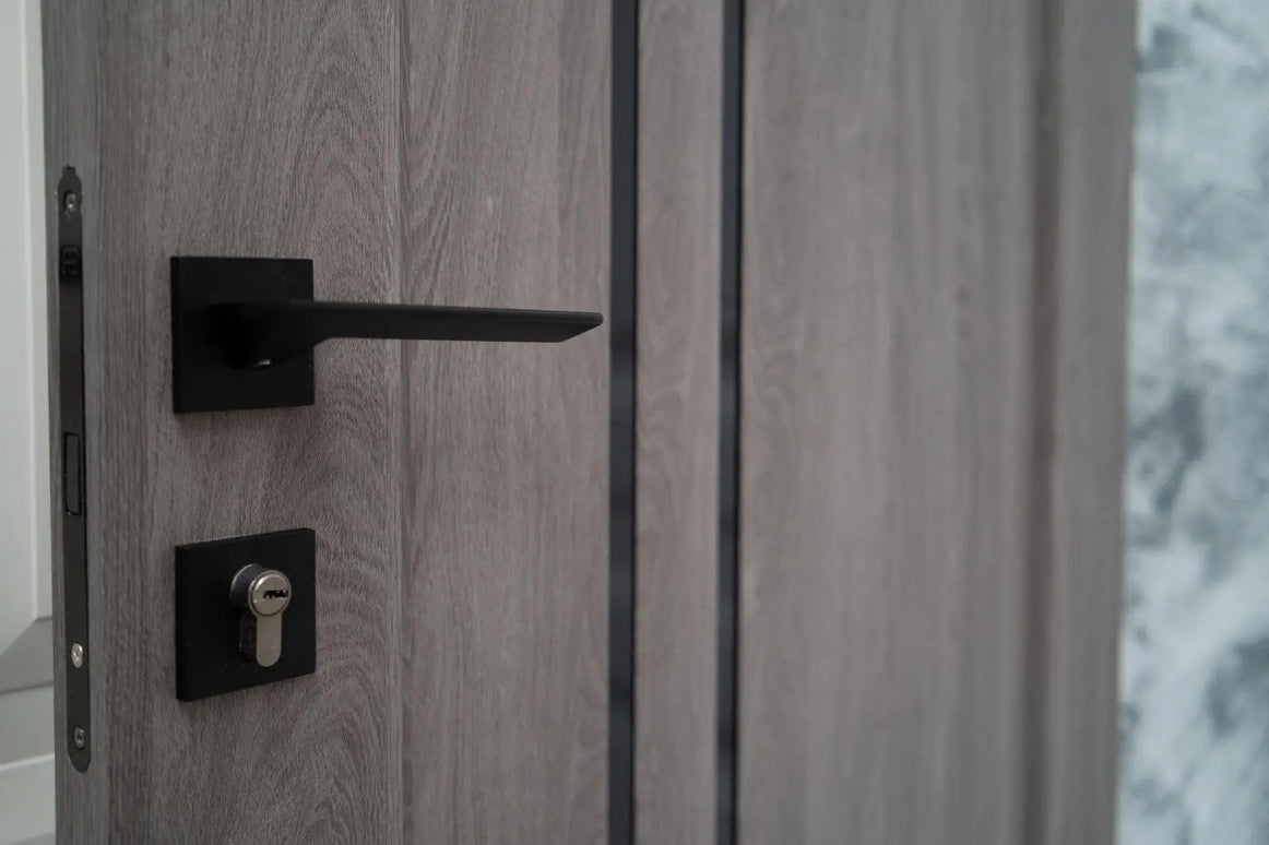 Ușă interior Lego 05 Eugene Oak – cu decor vertical, complet echipată și toc reglabil Omis