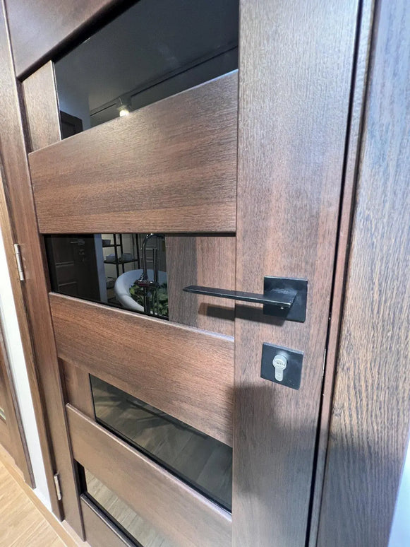 Ușă interior Rino 16 European Chestnut- cu sticlă decorativă, complet echipată Omis
